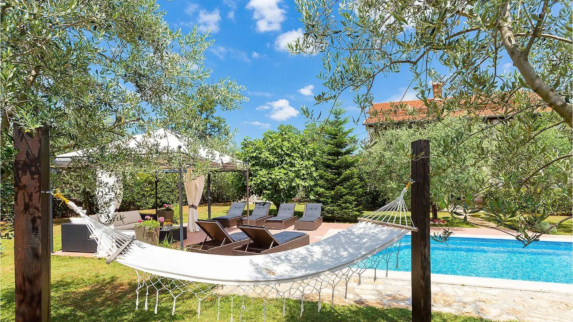 4 Bedroom Stunning Home In Žbandaj Casa de Férias