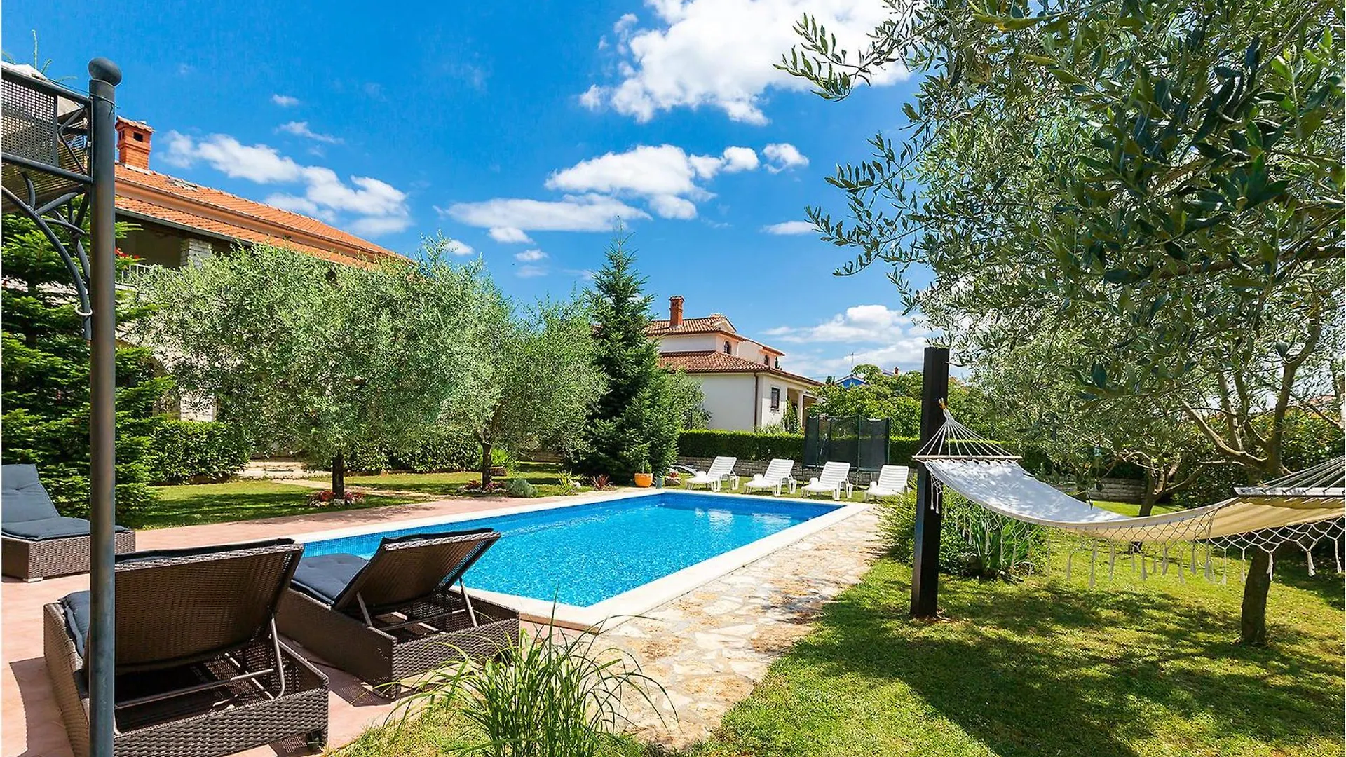 4 Bedroom Stunning Home In Žbandaj