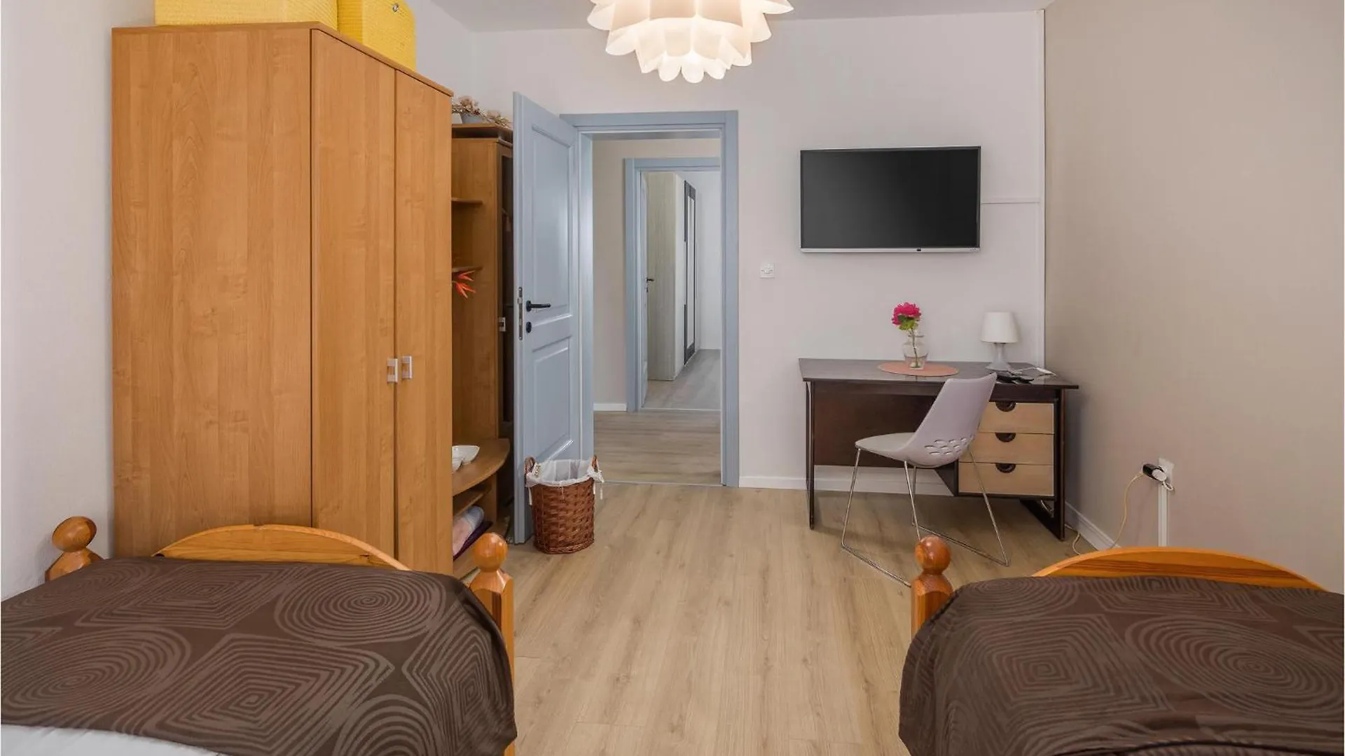 4 Bedroom Stunning Home In Žbandaj 0*,