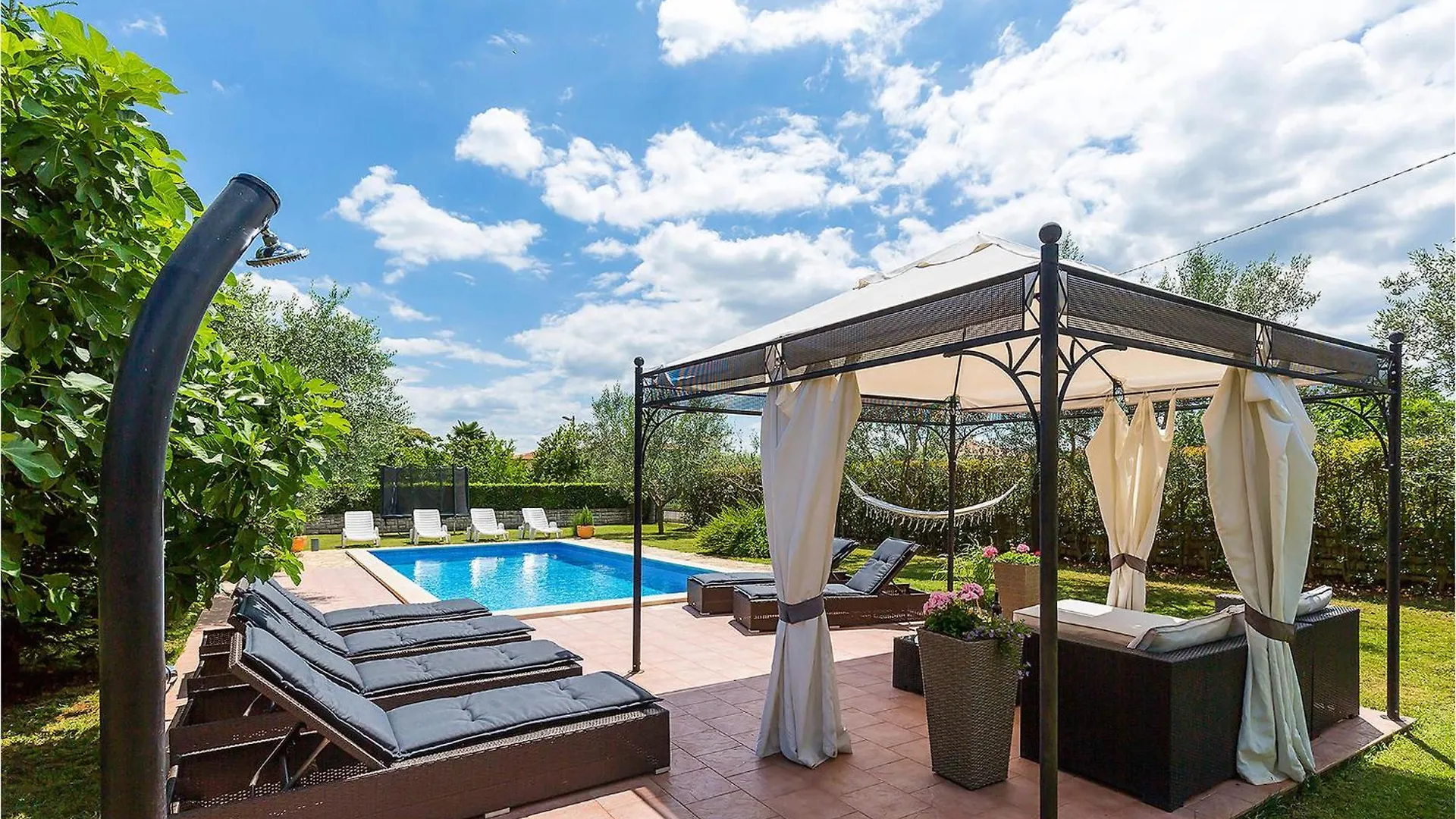 4 Bedroom Stunning Home In Žbandaj