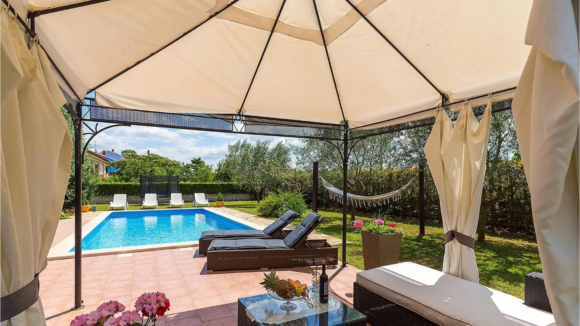 4 Bedroom Stunning Home In Žbandaj بيت للعطل